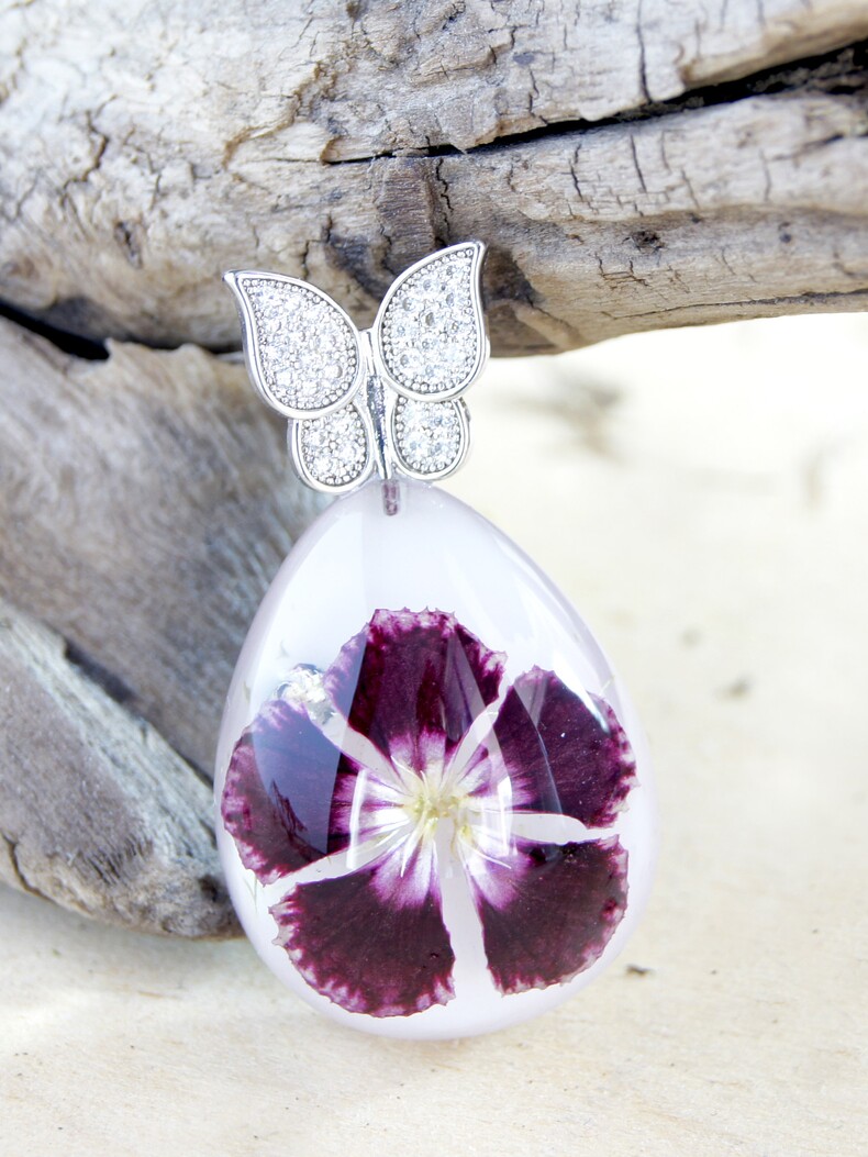 Кулон-капля с цветком гвоздики и бабочкой из эпоксидной смолы