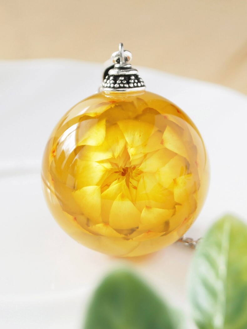 Кулон-шар 30 мм Solar с желтым цветком гелихризума в смоле