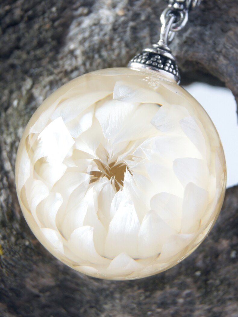 Подарок женщине. Кулон-шар 3 см белый цветок гелихризума в эпоксидной смоле