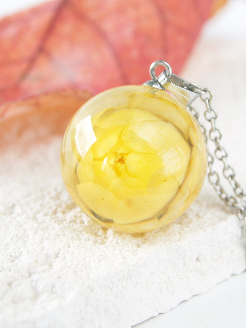 Кулон-шар 18 мм с цветком желтого гелихризума из эпоксидной смолы