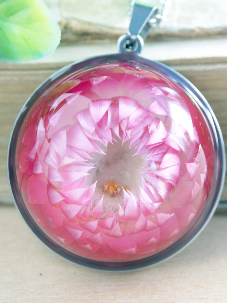 Кулон 3 см розовый цветок гелихризума в эпоксидной смоле, смола цветы
