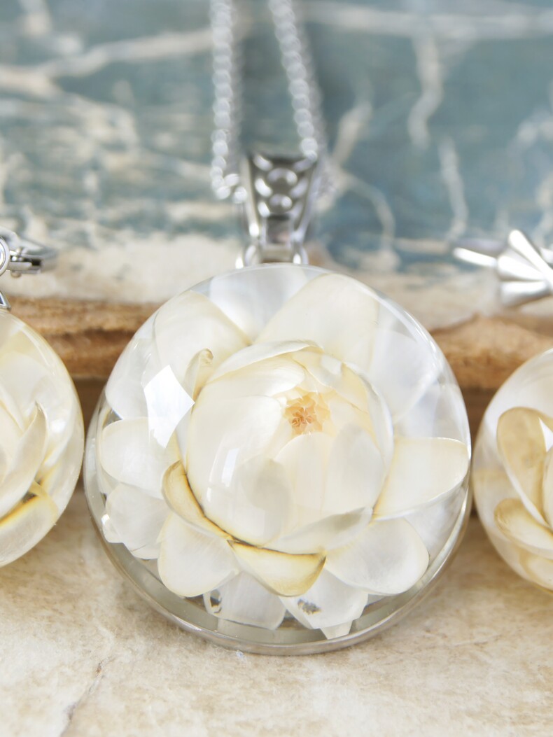 Комплект украшений с белыми цветами гелихризума в эпоксидной смоле, цветы в смоле