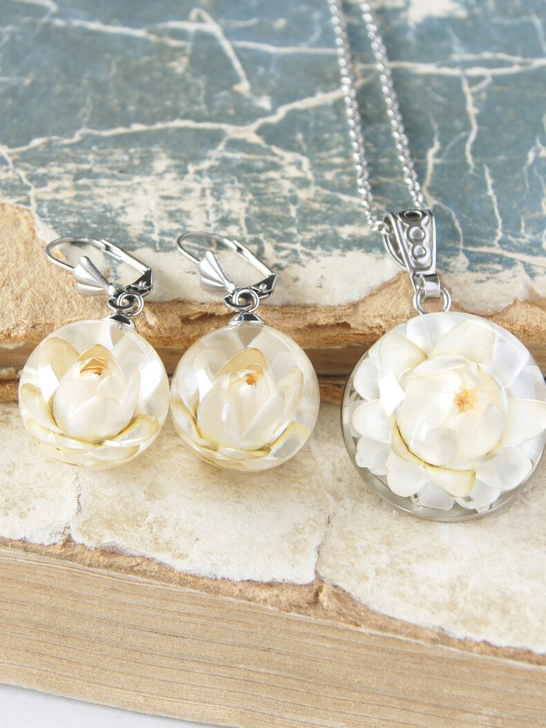 Комплект украшений с белыми цветами гелихризума в эпоксидной смоле, цветы в смоле