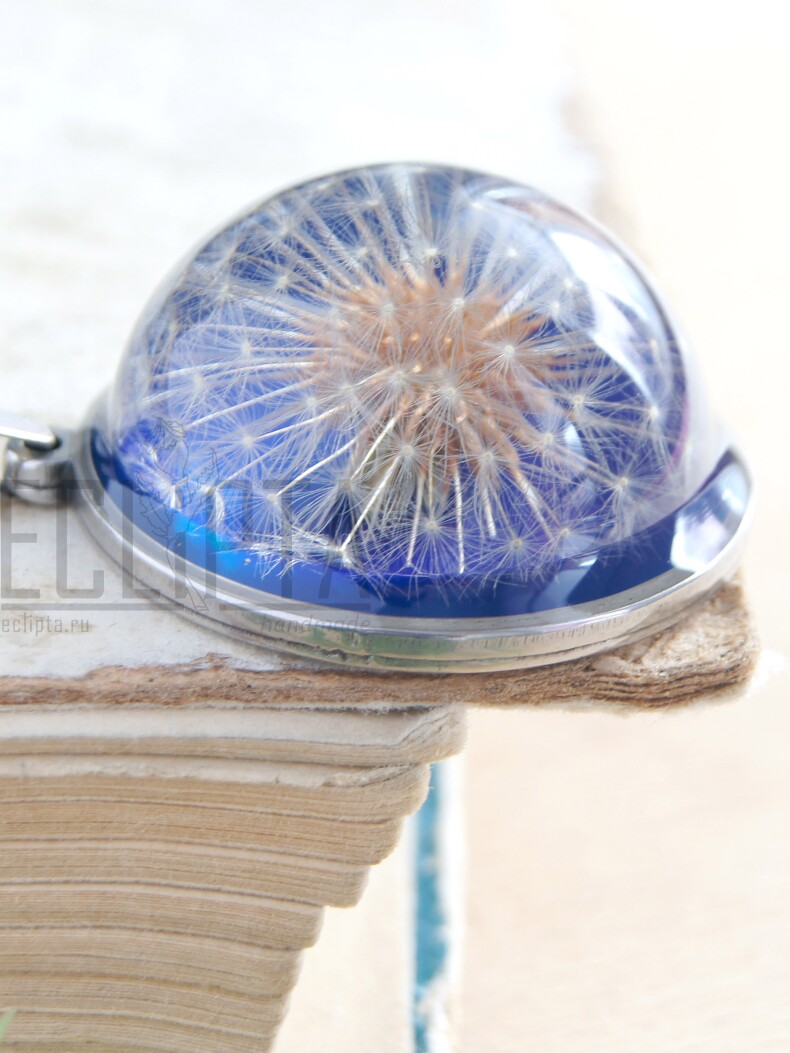 Одуванчик смола. Кулон-полусфера 30 мм настоящий одуванчик в эпоксидной смоле, синий фон
