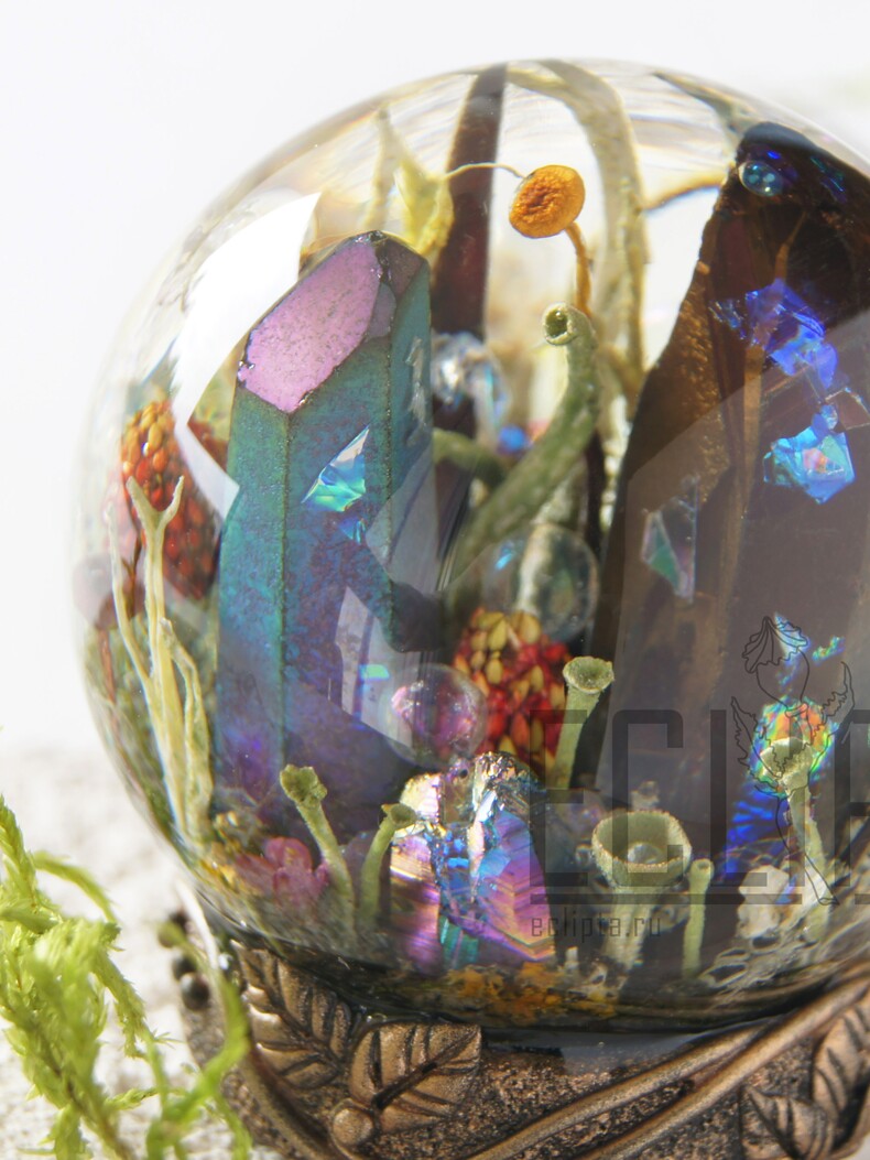Шар настольный 3,9 см с кристаллами кварца в эпоксидной смоле, пресс-папье на стол