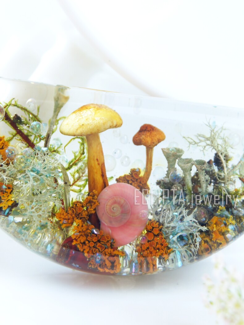 Кулон полукруг 5,1х2,5 см с грибами и лишайниками в эпоксидной смоле