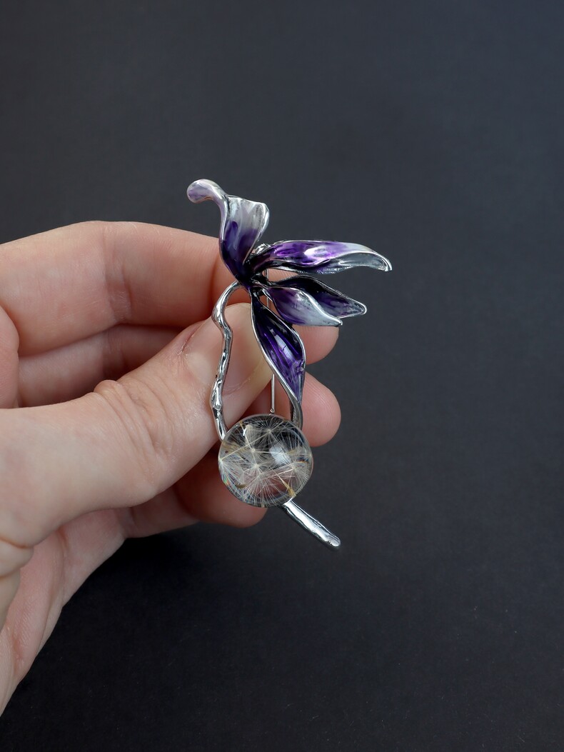 Брошь-кулон фиолетовый цветок с семенами одуванчика в эпоксидной смоле