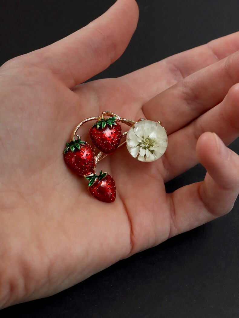 Брошь клубника с белым цветком жемчужницы в эпоксидной смоле, брошь ягоды