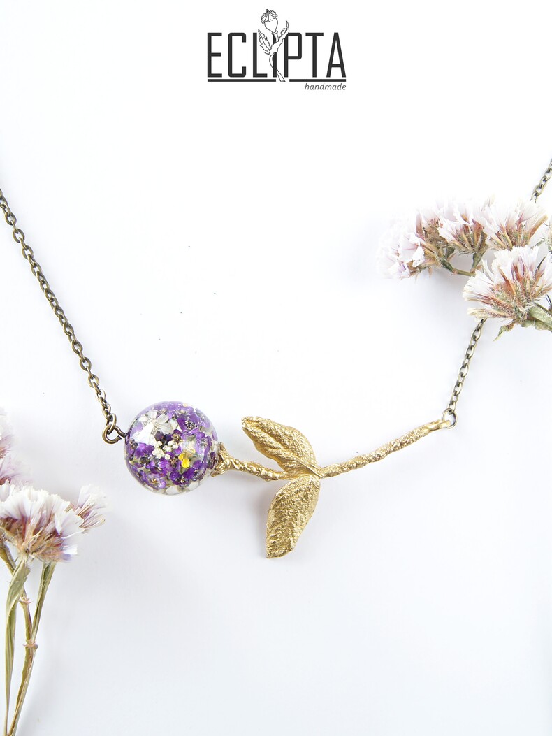 Кулон-ветка латунь матовая, фиолетовые цветы в эпоксидной смоле