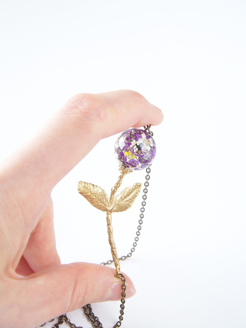 Кулон-ветка латунь матовая, фиолетовые цветы в эпоксидной смоле