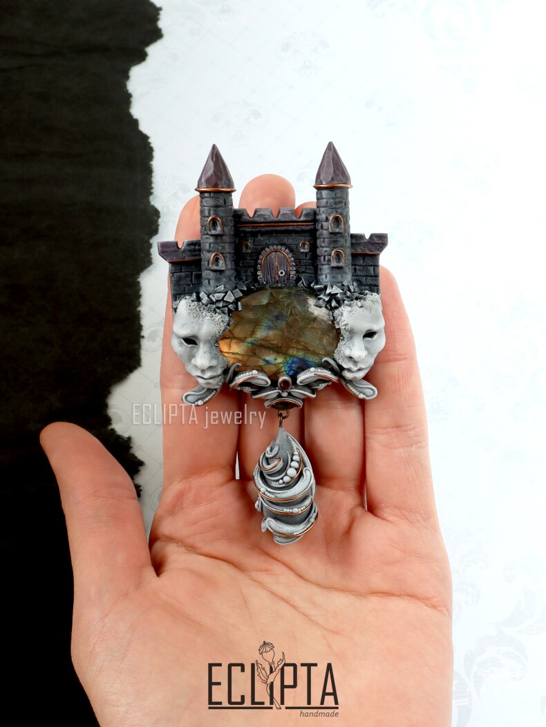 Брошь Тени средневековья из полимерной глины, средневековый замок, скульптурная миниатюра