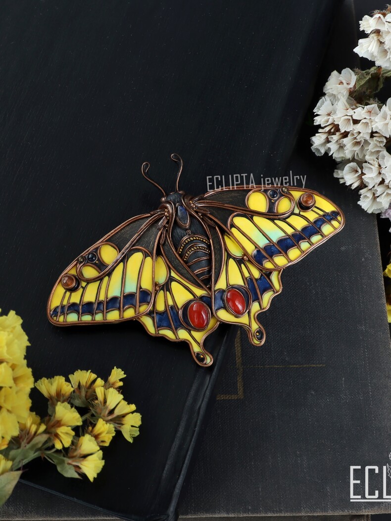 Брошь бабочка Махаон из полимерной глины с натуральными камнями, скульптурная миниатюра