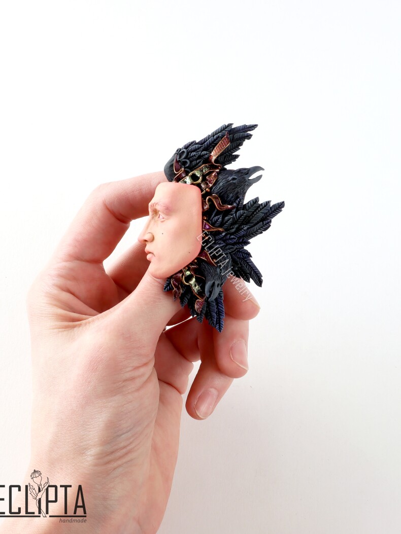 Брошь Рефлексия из полимерной глины, брошь сюрреализм ворон птица лицо, скульптурная миниатюра