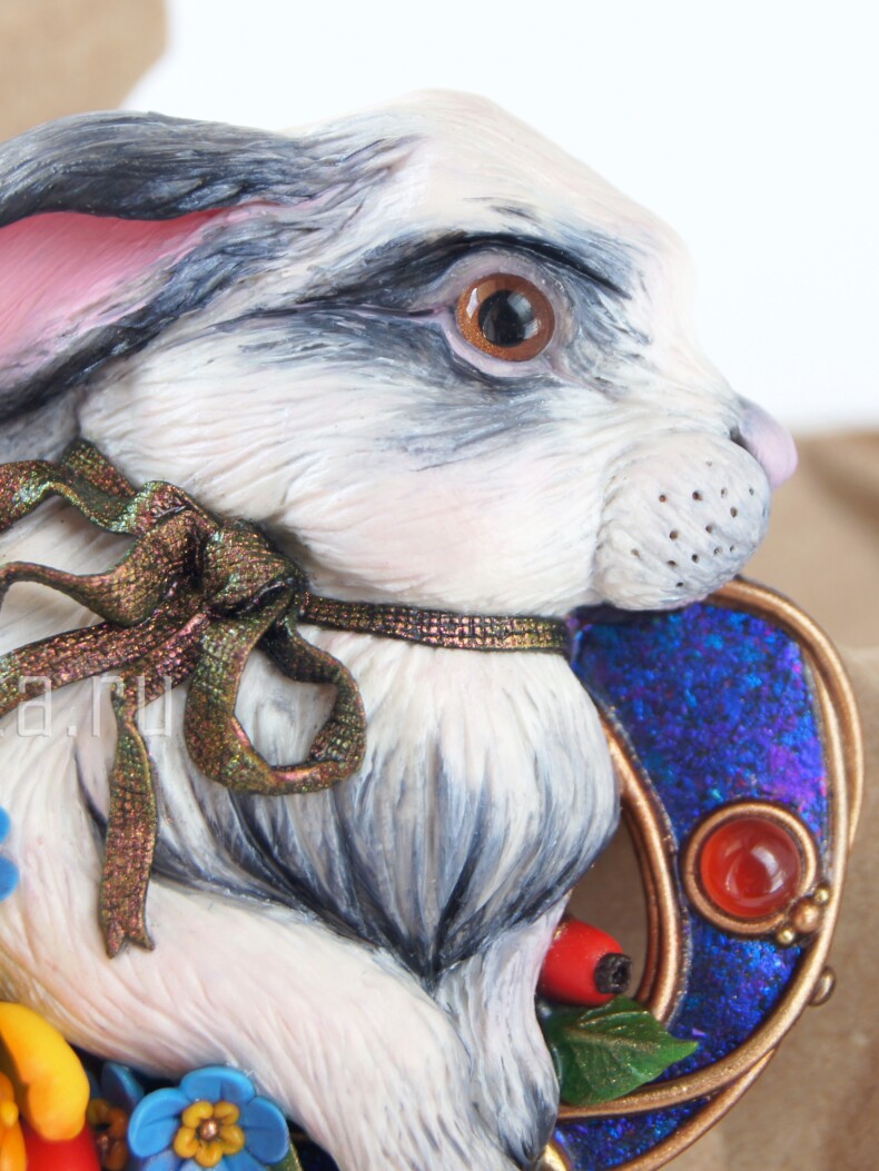 Брошь-кулон белый кролик заяц из полимерной глины, миниатюрная скульптура, подарок девушке
