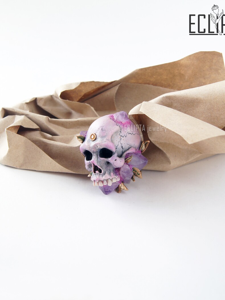 Кулон-брошь Violet skull череп из полимерной глины, аметисты, фентези
