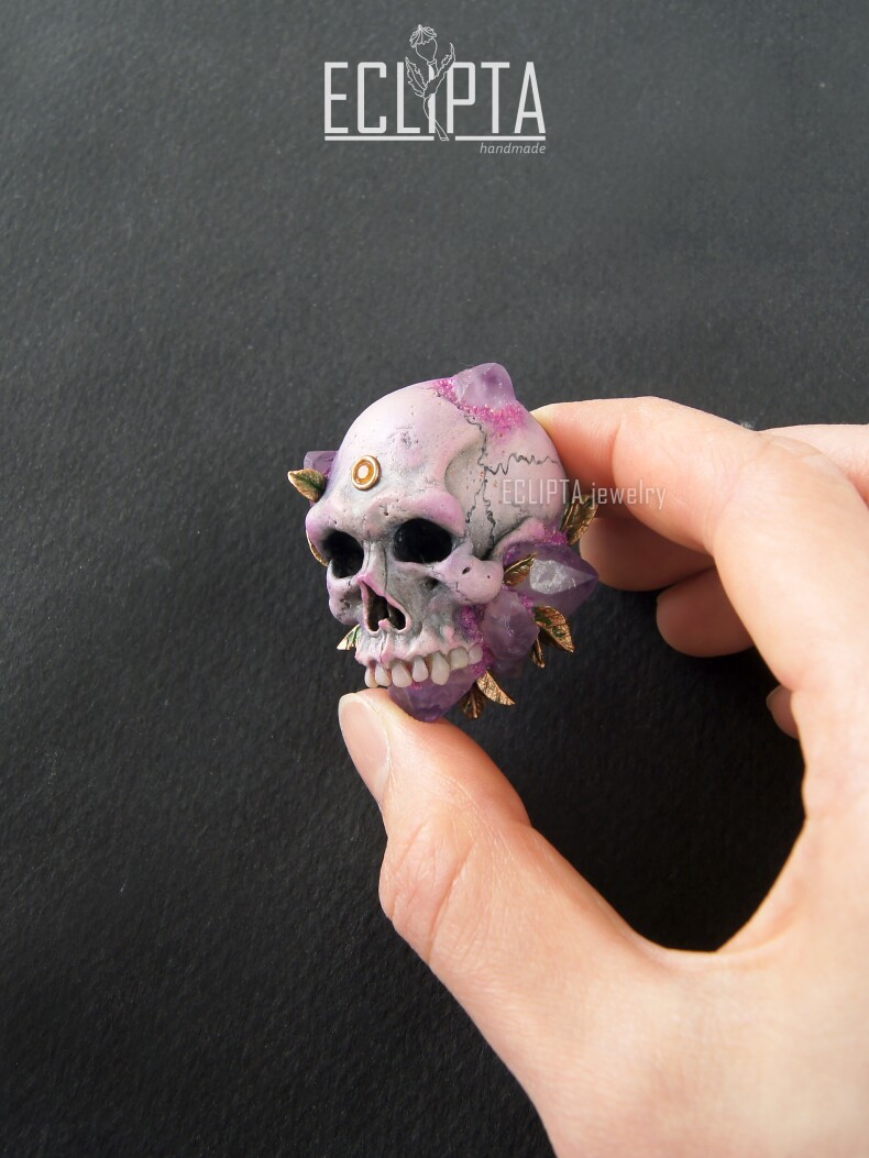 Кулон-брошь Violet skull череп из полимерной глины, аметисты, фентези