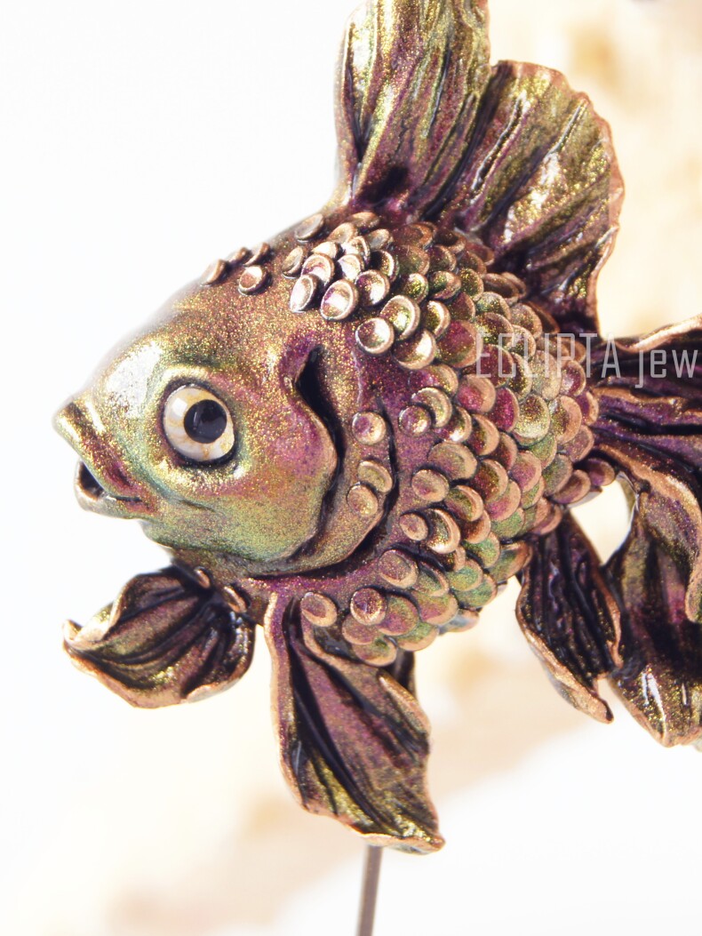 Брошь-игла Рыбка блестящая, золотая рыбка, брошь рыба полимерная глина